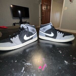 Air Jordan 1 Mid SE Elephant Toe - Size 11 Mens!!